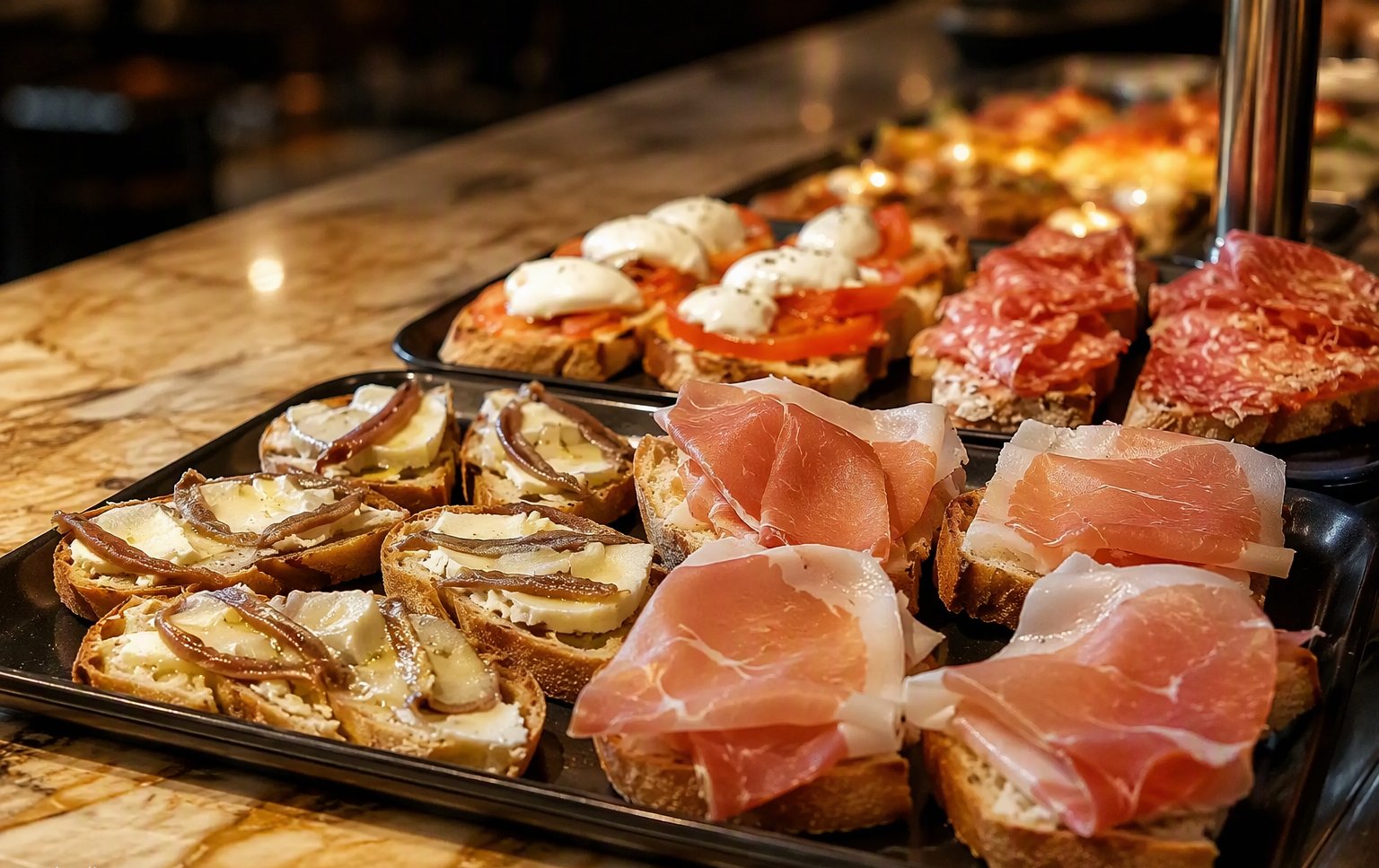 Bruschette al pomodoro, crostini e prosciutto sui vassoi del banco